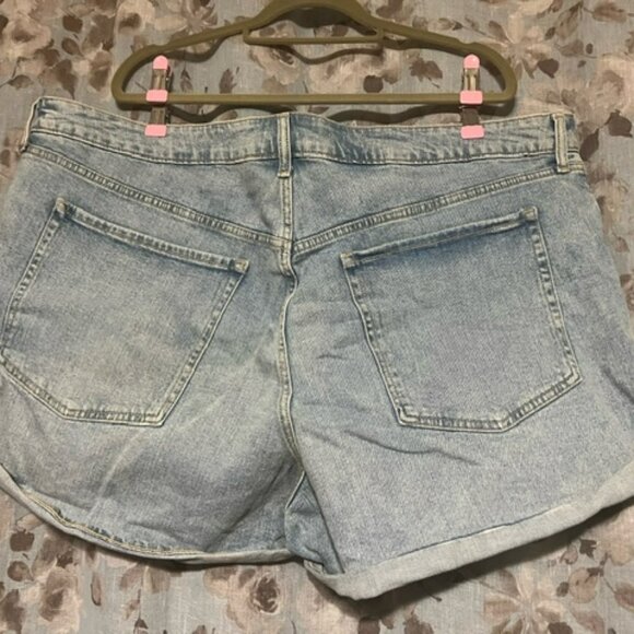 51. Plus Size OLD NAVY High-Waisted Button-Fly OG Straight Cuffed Shorts - Picture 5 of 9